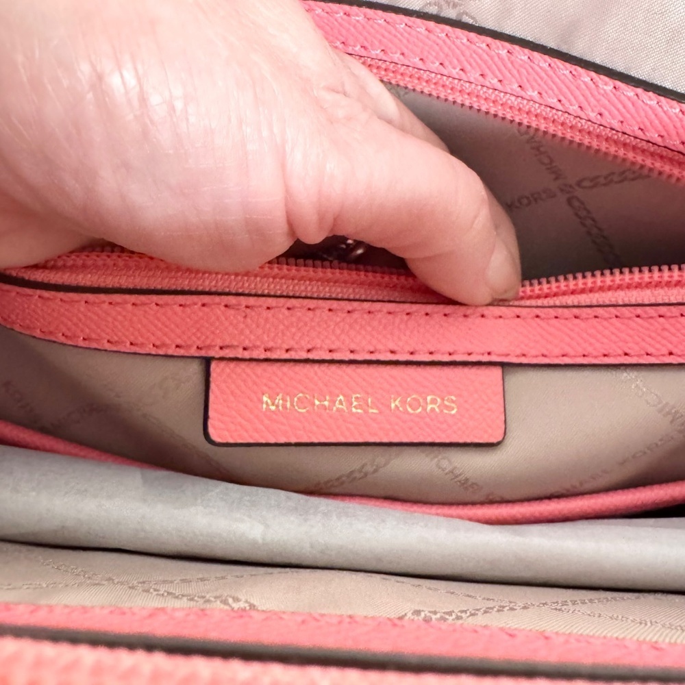 Michael Kors genuine Voyager Large soft Leather Tote Bag
Tea Rose NWT - Picture 7 of 14